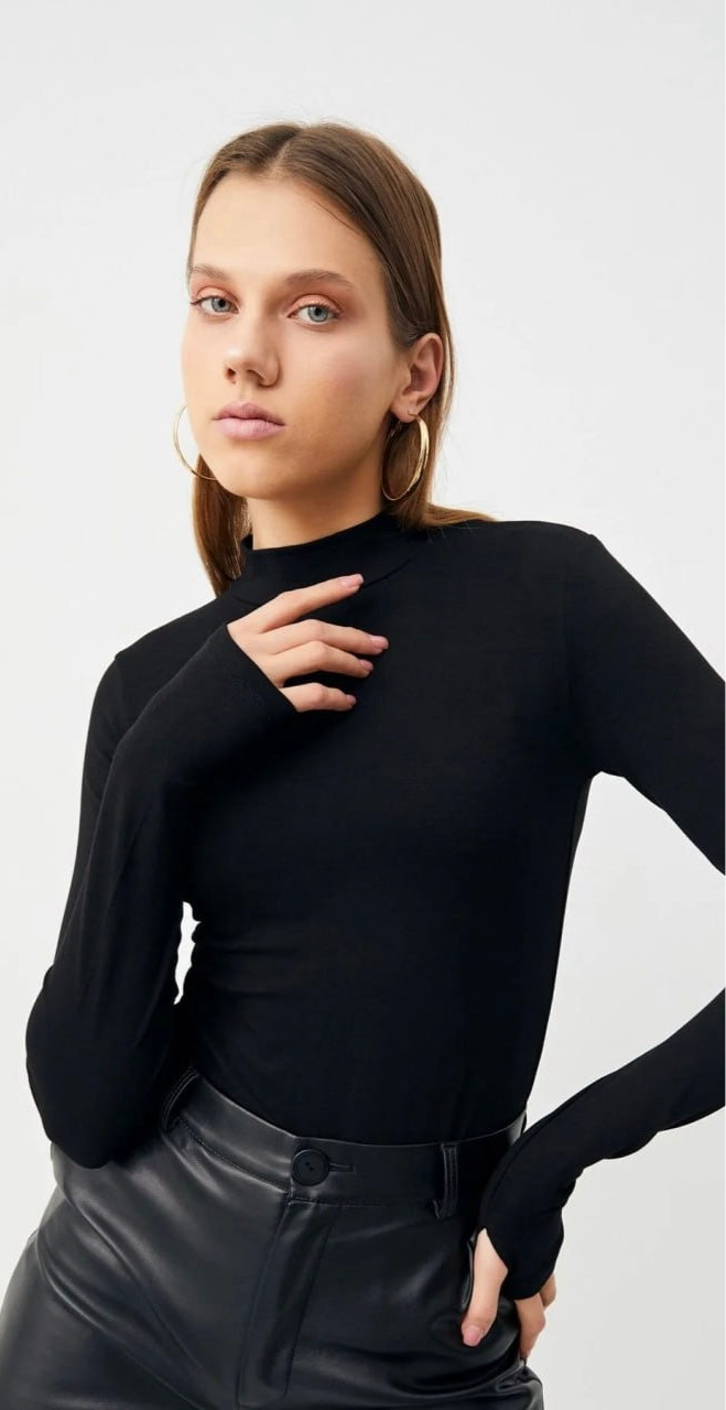 Refresh your essentials with this cotton form-fitting body top.